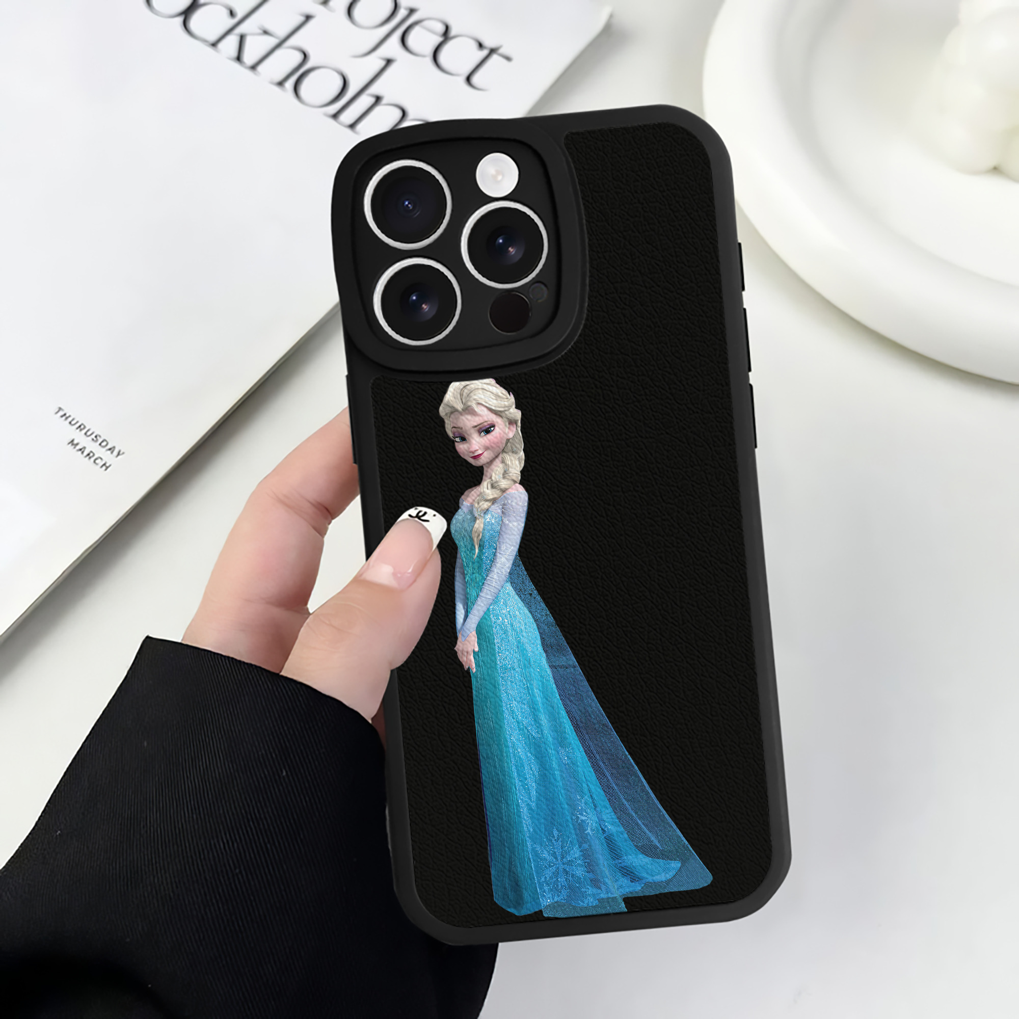 （画像用） アナと雪の女王 アンナ エルサ Frozen Anna Elsa 【iPhone 16シリーズ対応】シリコンスマホケース（レザー調） 材質：シリコン
